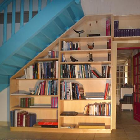 Agencement de bibliothèque sous cage d'escalier - Frêne vernis naturel